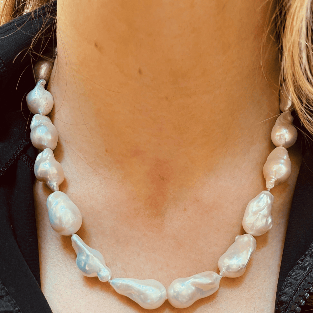 Baroque pearl necklace on model