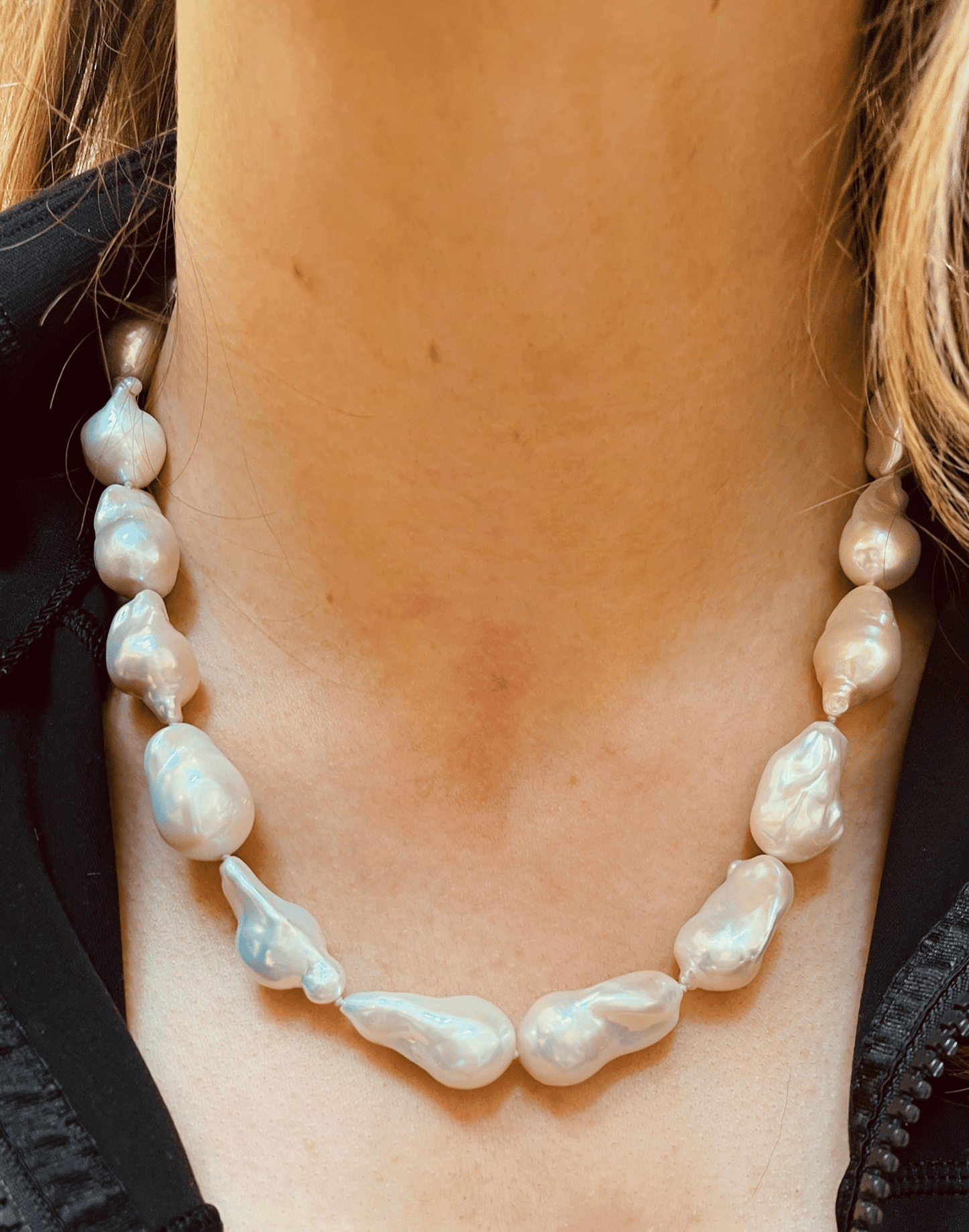 Baroque pearl necklace on model