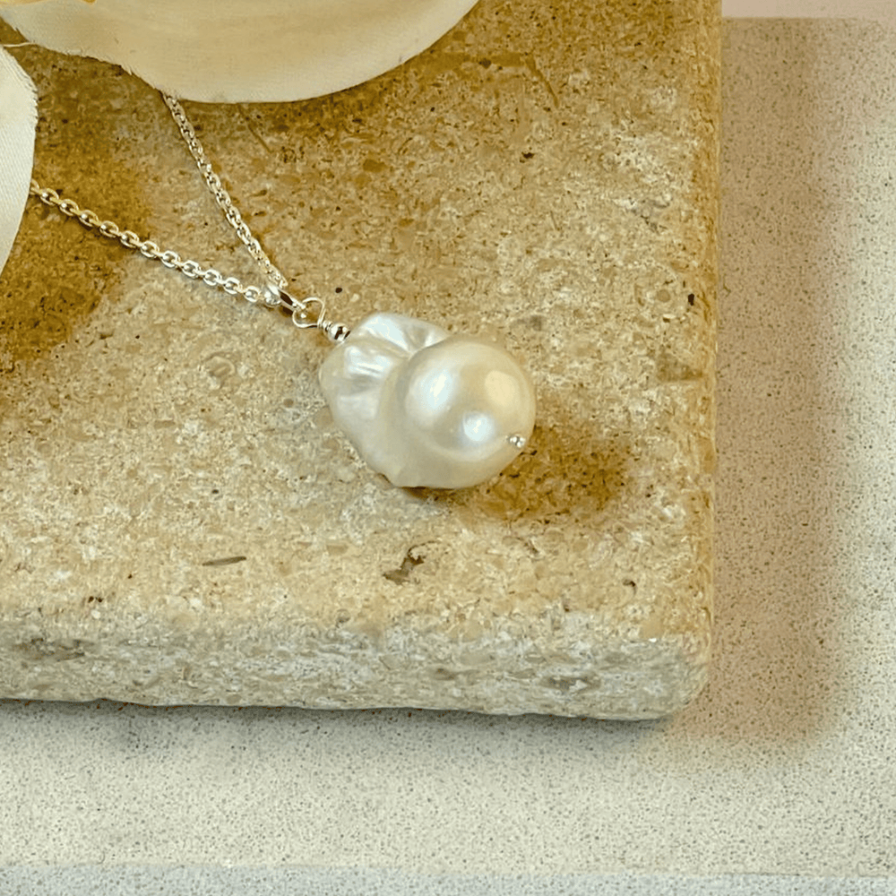 Baroque pearl pendant
