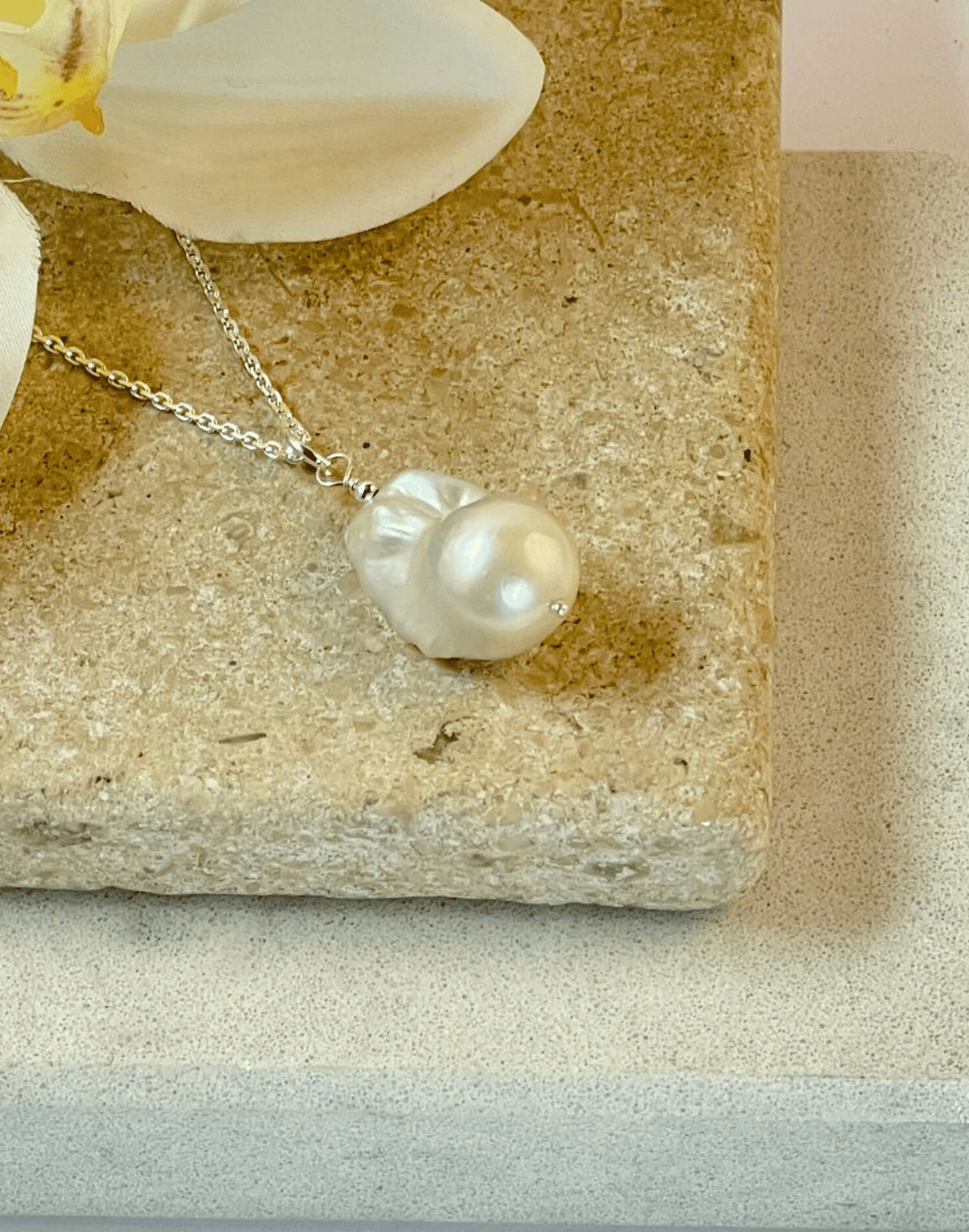 Baroque pearl pendant