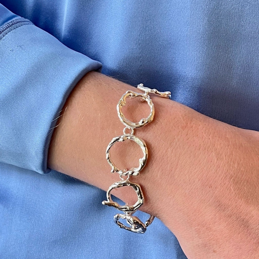 Chunky original stylish loop link silver bracelet on wrist