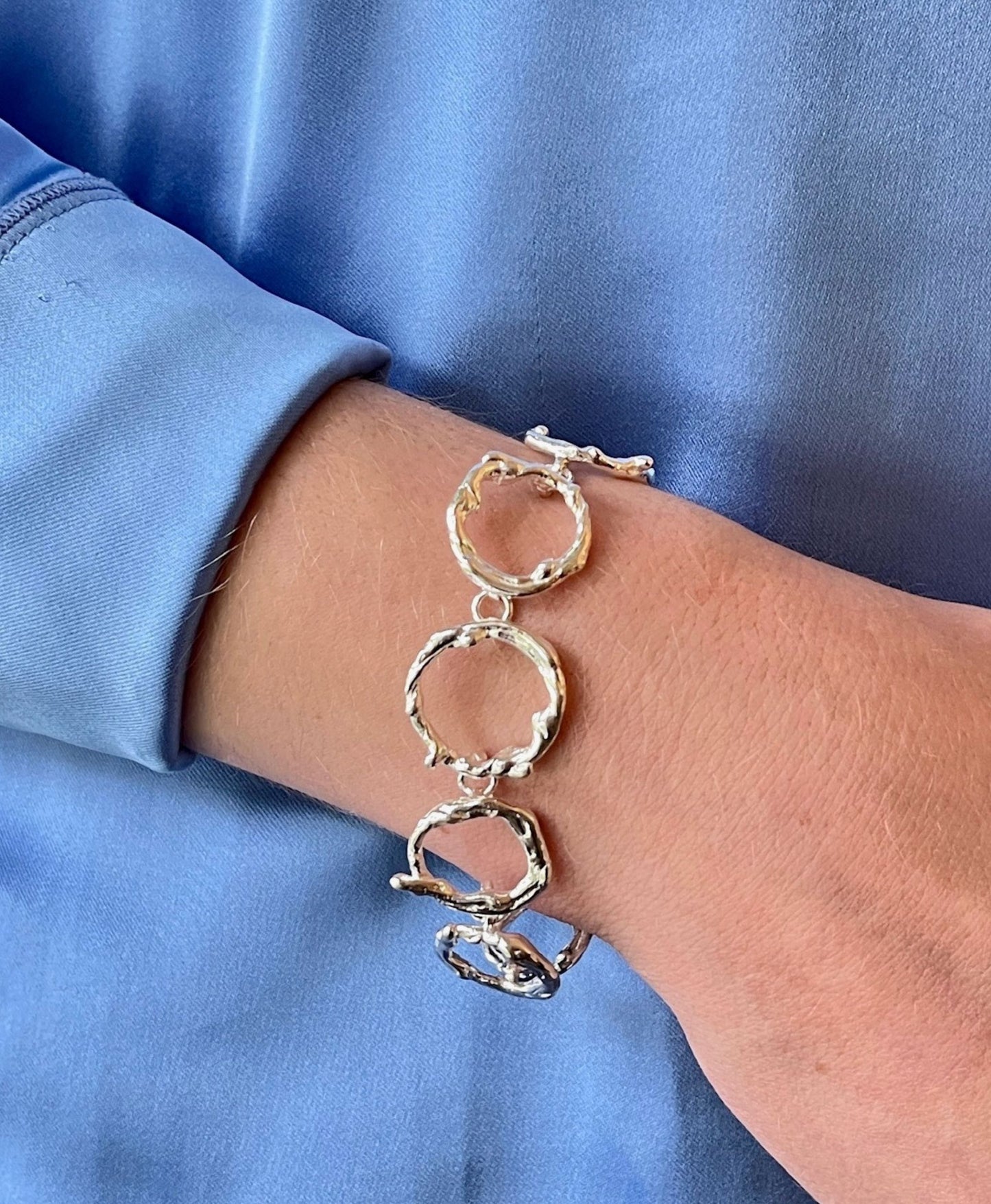 Chunky original stylish loop link silver bracelet on wrist