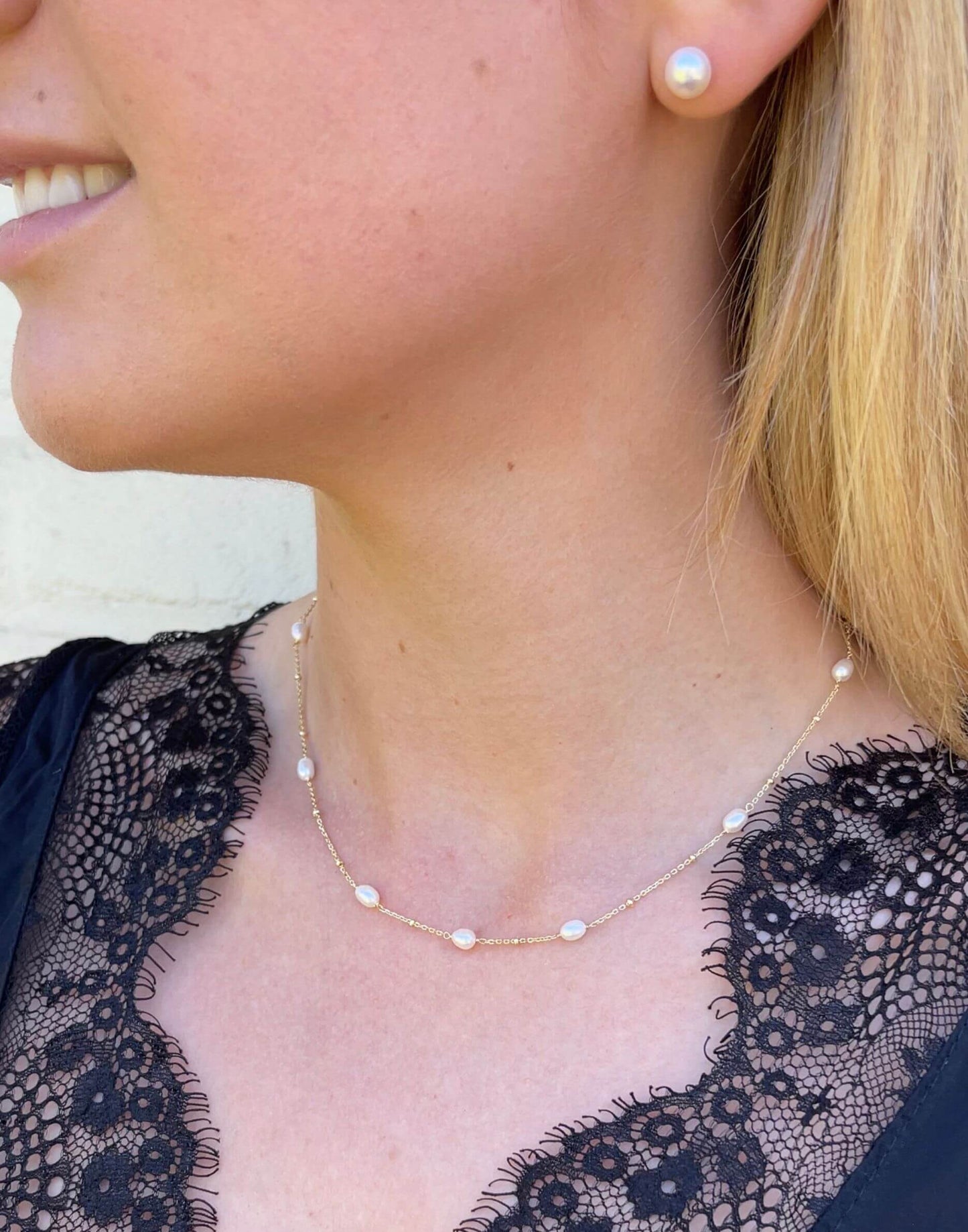 Helena gold and pearl necklace on model close up