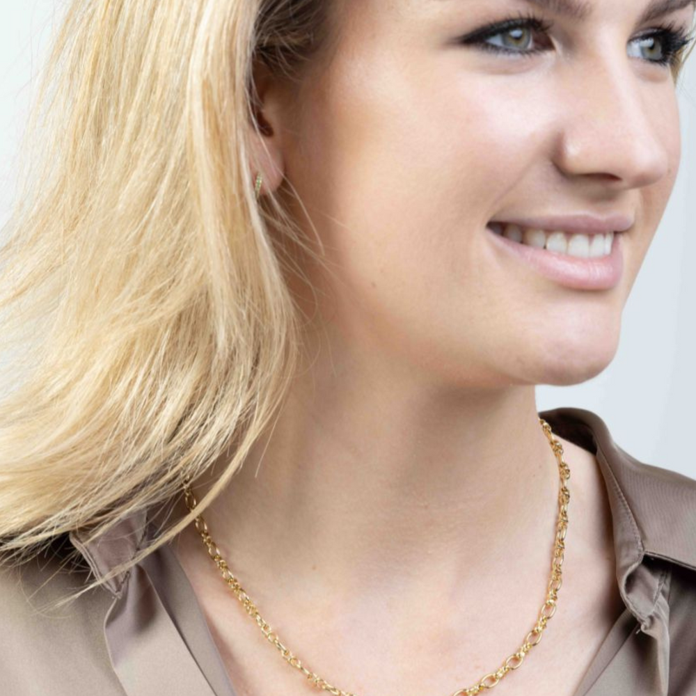 Pipp gold link necklace on model