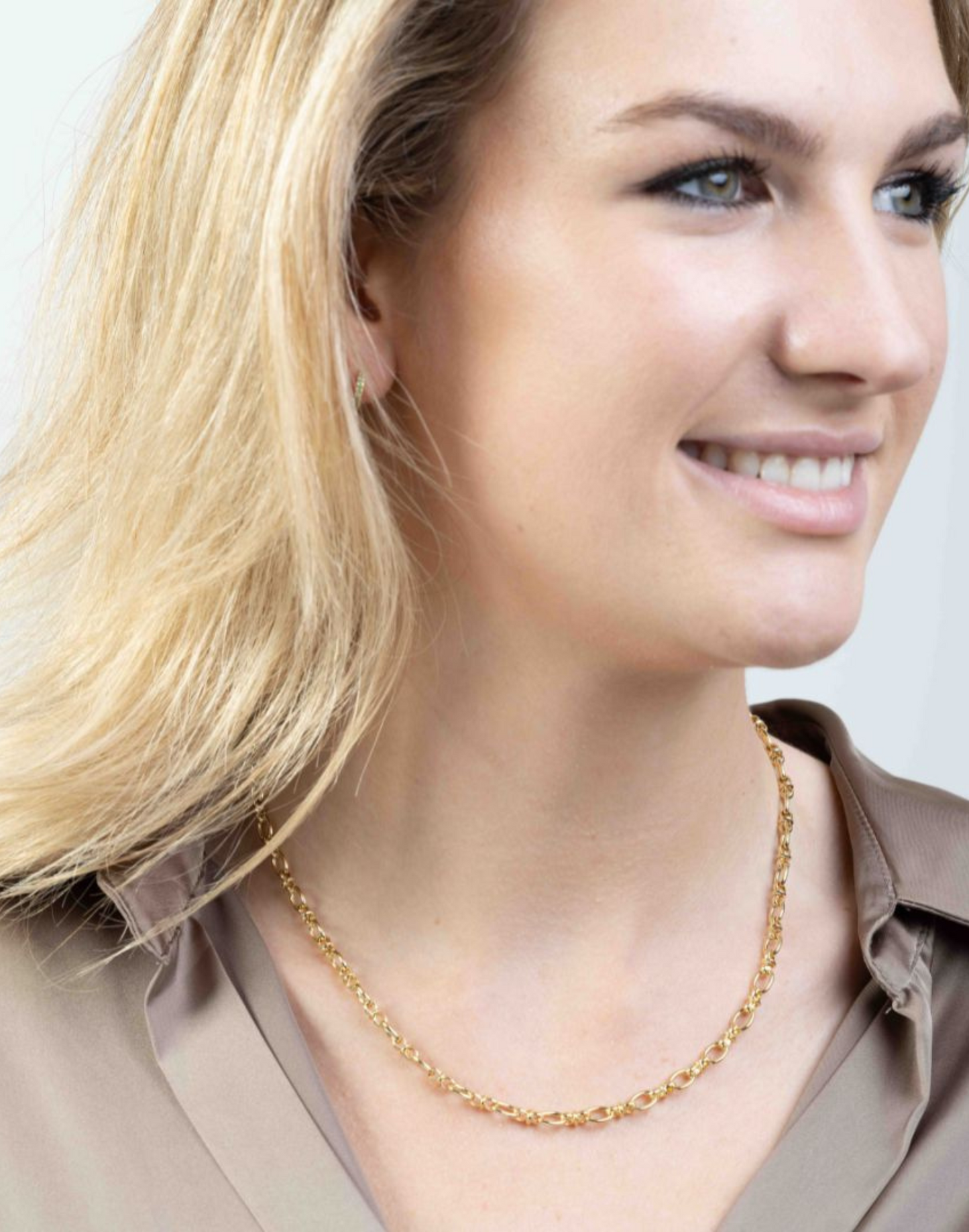 Pipp gold link necklace on model