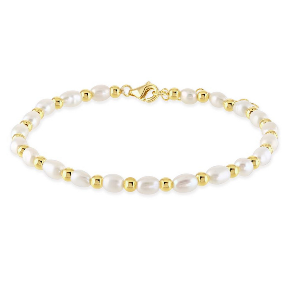 Model wears Sadie pearl and gold bracelet