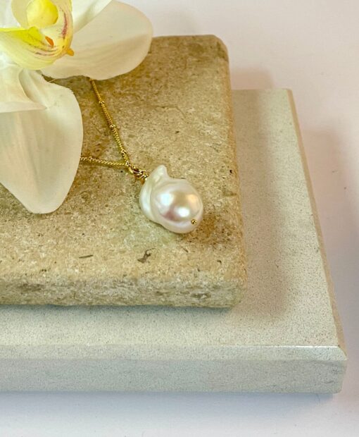 Baroque pearl pendant with gold chain