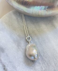 Baroque pearl necklace in silver